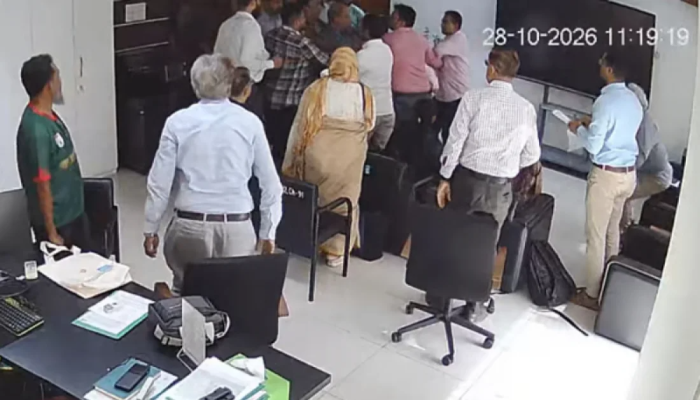 নিজ কার্যালয়ে আইইডিসিআর পরিচালককে মারধর, ড্যাবের বিরুদ্ধে অভিযোগ