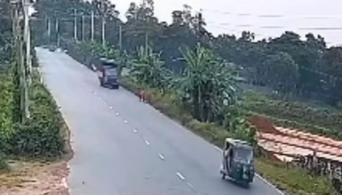 মা কাজে যাচ্ছিলেন, পেছন পেছন গিয়ে কাভার্ড ভ্যানের চাপায় প্রাণ গেল দুই মেয়ের
