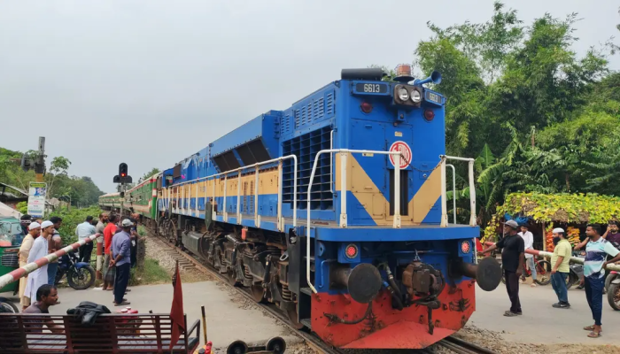 ছয় ঘণ্টা পর ঢাকার সাথে উত্তরবঙ্গের রেল যোগাযোগ স্বাভাবিক