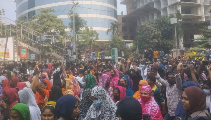 গার্মেন্টস কর্মীদের আন্দোলনে মিরপুরে একাধিক সড়কে যান চলাচল ব্যাহত
