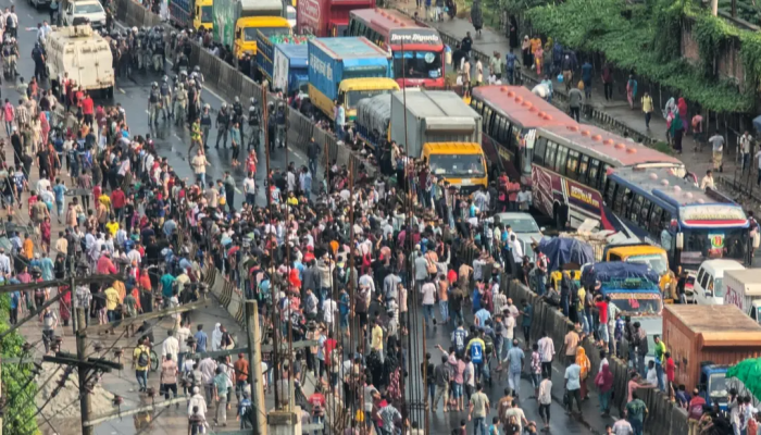 বেতন-ভাতা বৃদ্ধির দাবিতে আবারও ঢাকা-টাঙ্গাইল মহাসড়ক অবরোধ